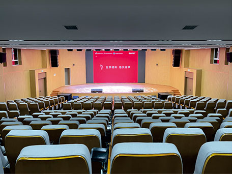 Актовый зал начальной школы «Чанго»